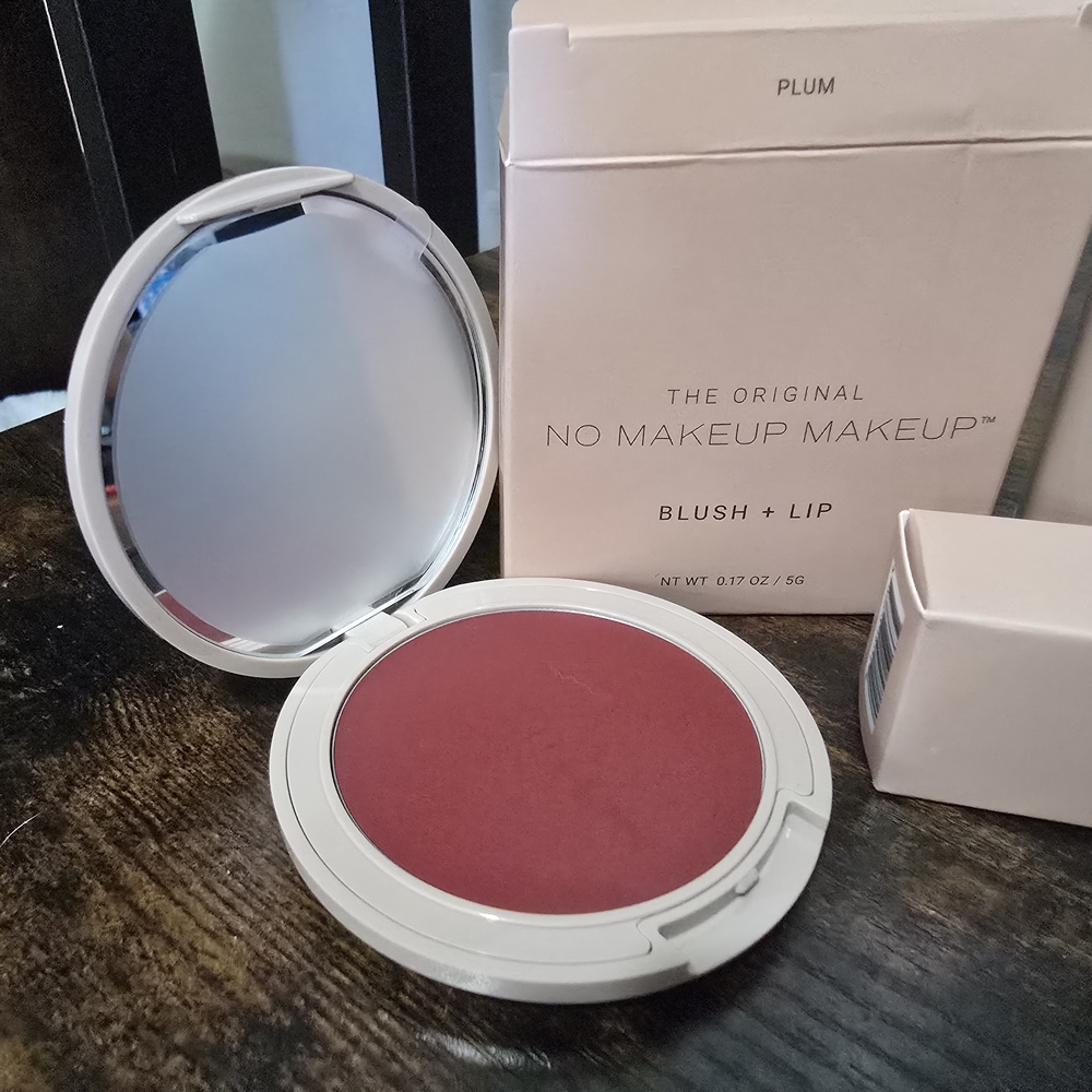 ⚠️SALE⚠️No Makeup Makeup Blush & and Lip with Brush Duo - Picture 2 of 7